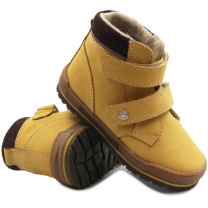 Wysokie buty dla chłopca...