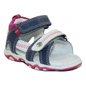 Pierwsze sportowe sandałki...